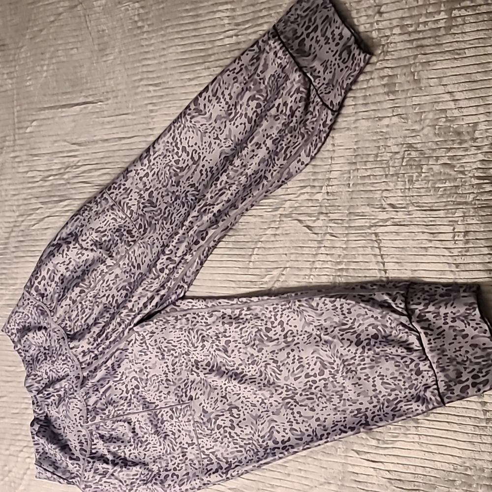 EUC Athleta Salutation Printed Crop Jogger womens size small Petite SP Grey